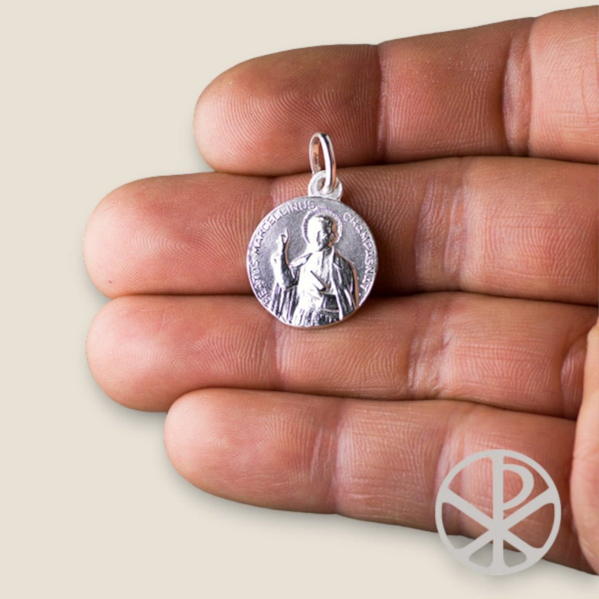 Medalla de la Virgen de la Asunción y Marcelino Champagnat en plata - sobre una mano