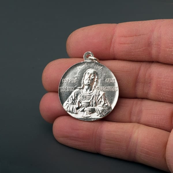 Medalla de la Primera Comunión y Virgen de las gracias