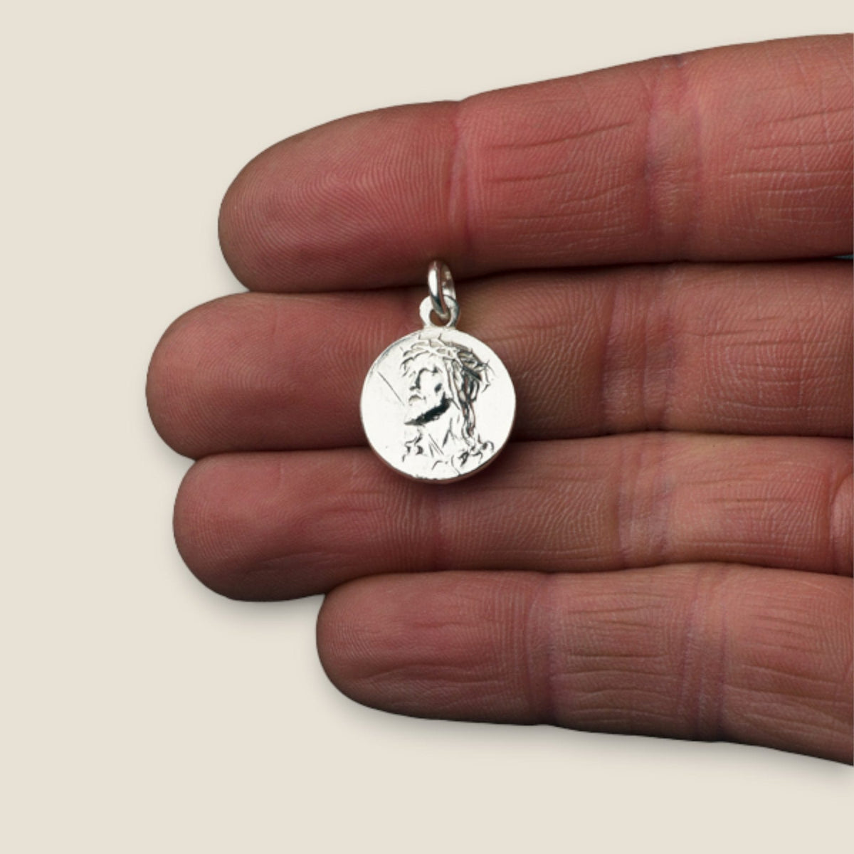 Medalla de Cristo Ecce Homo en plata - sobre una mano