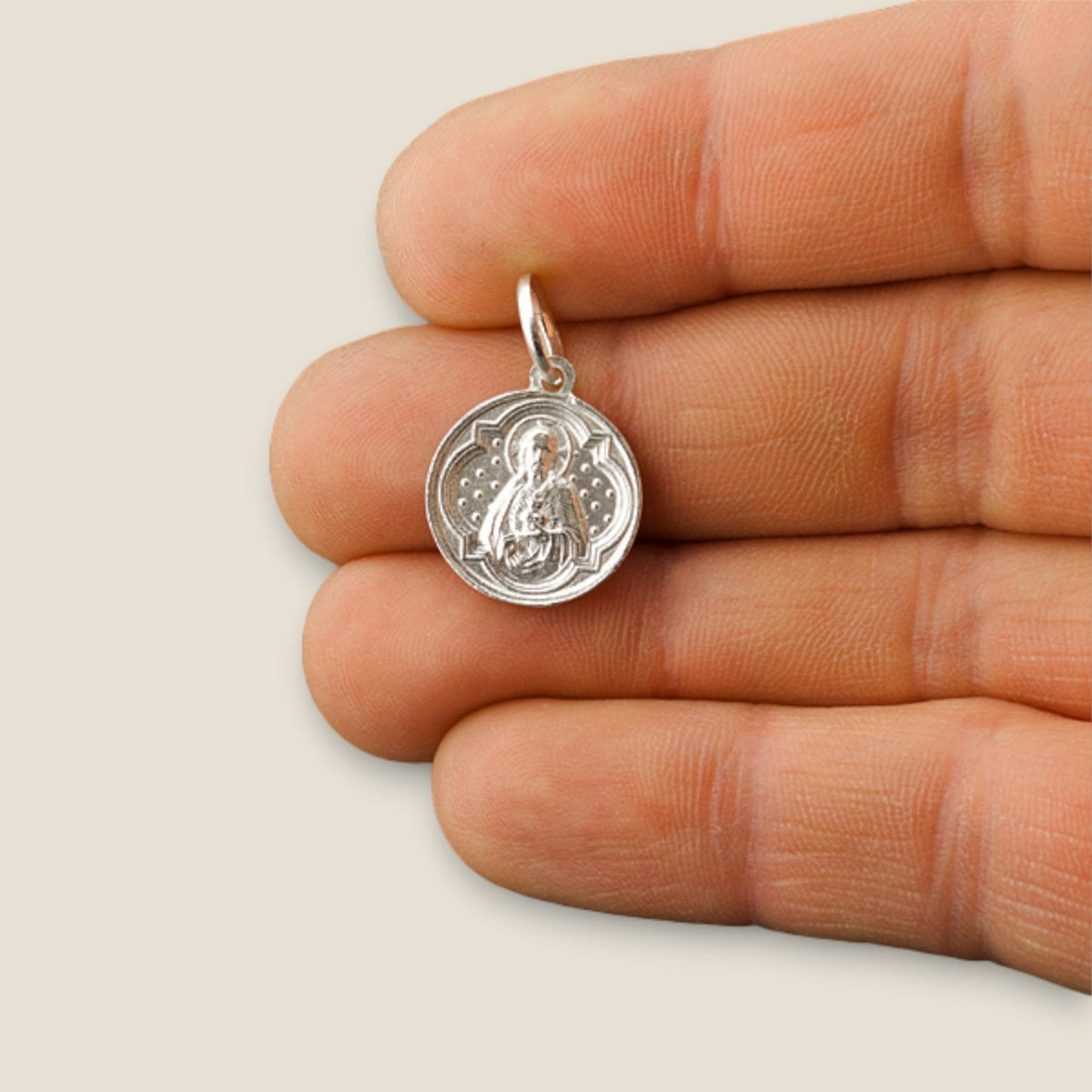 Medalla del Sagrado Corazón de Jesús en plata - sobre una mano