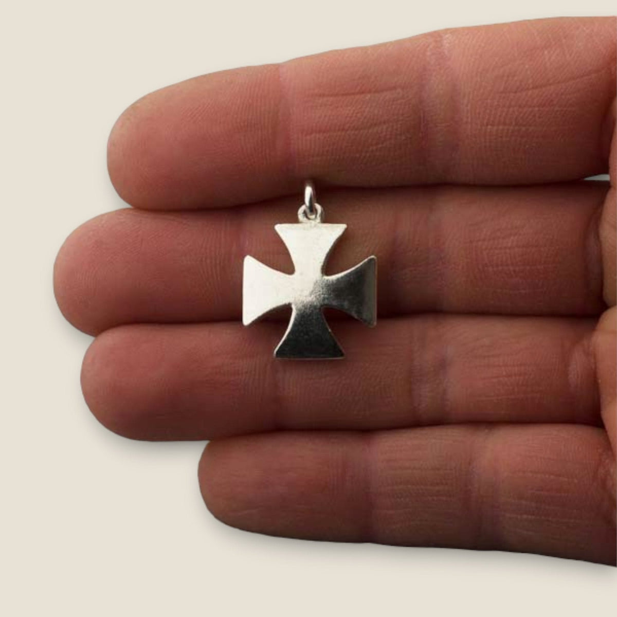 Cruz de Malta en plata - sobre una mano