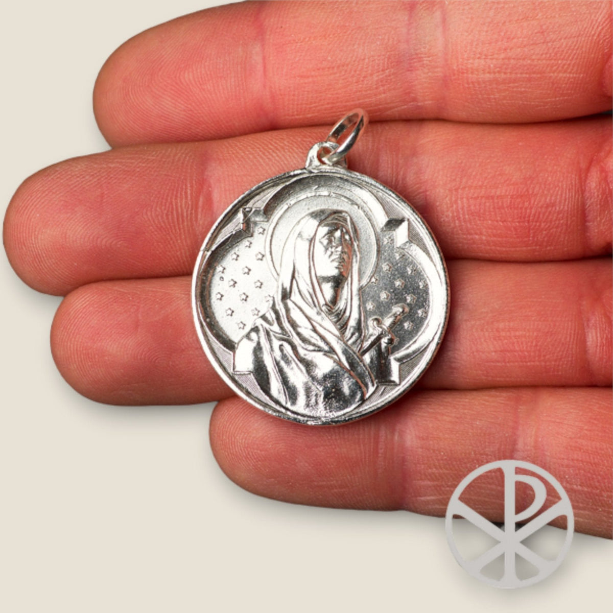Medalla Grande de los Sagrados Corazones y la Virgen Dolorosa en plata - sobre una mano
