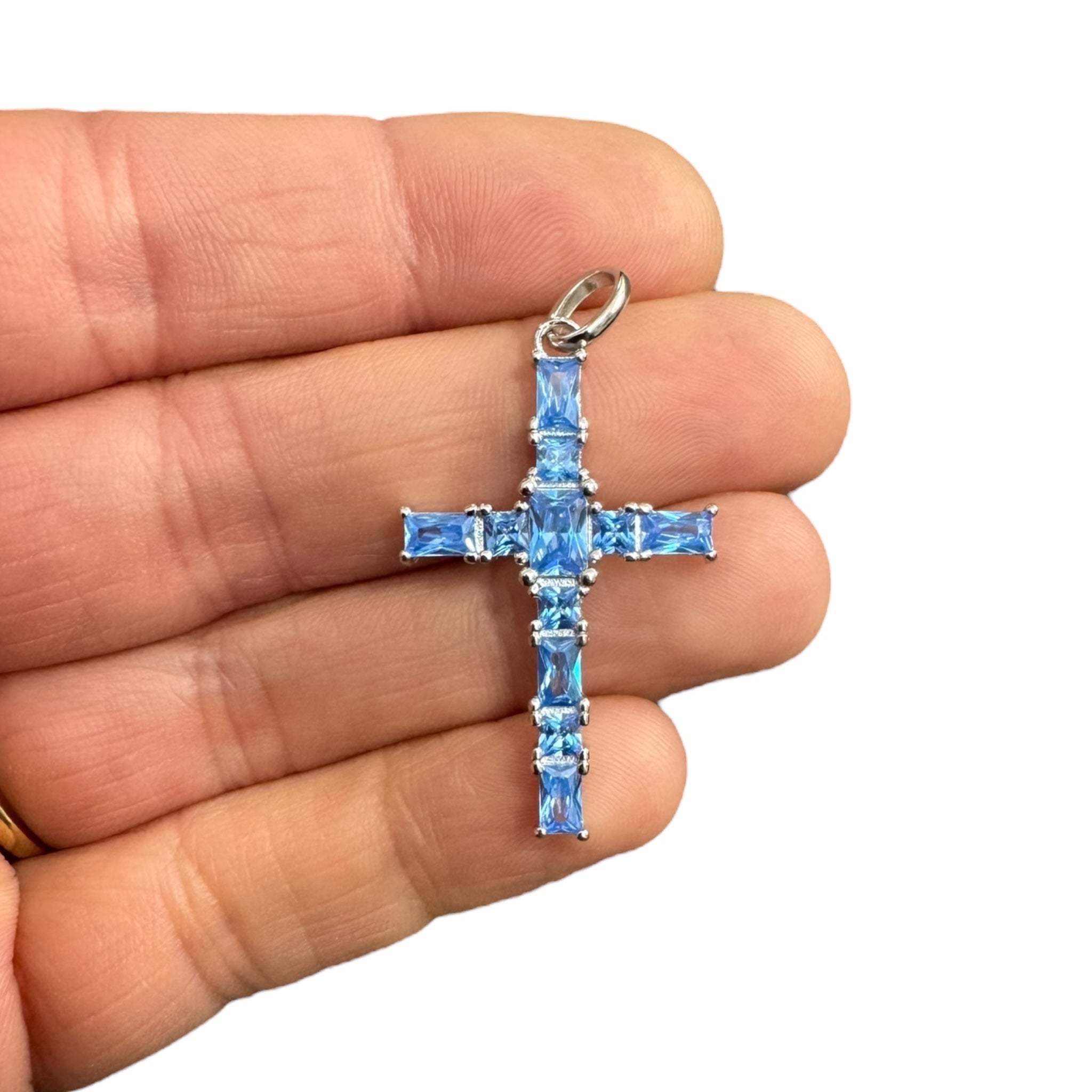 Cruz de plata y circones