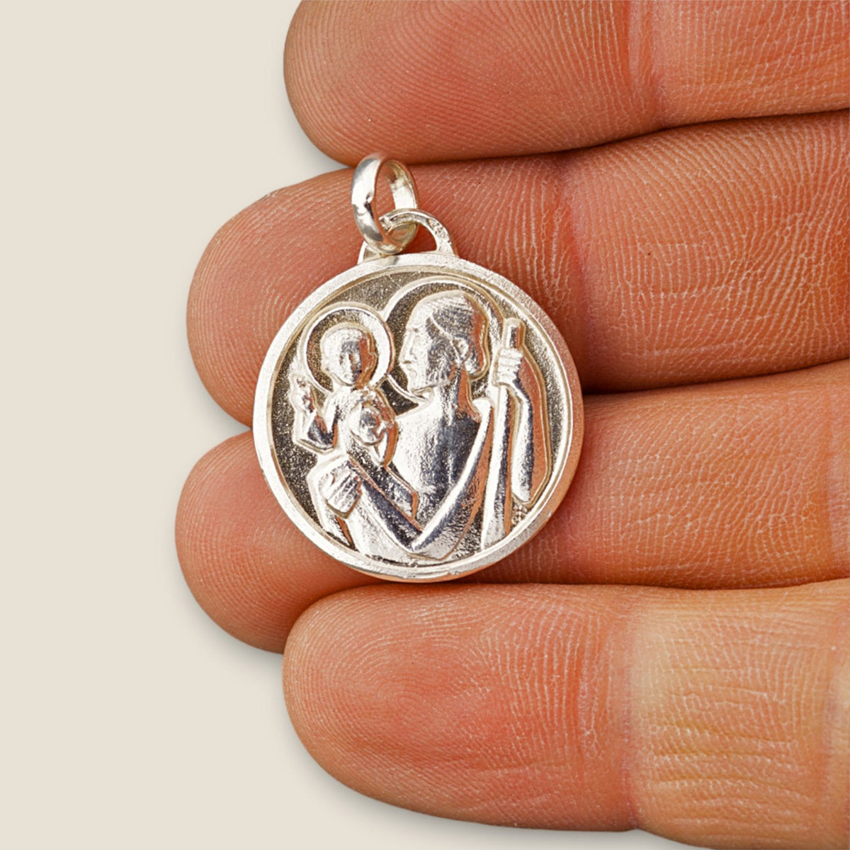 Medalla de San Cristóbal en plata - sobre una mano