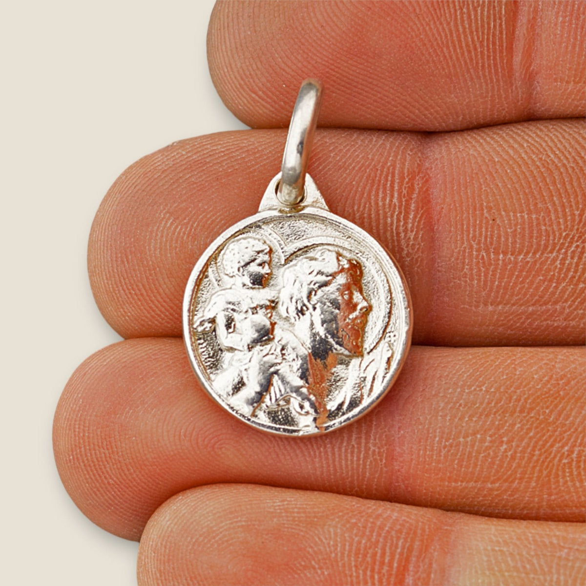 Medalla de San Cristóbal en plata - sobre una mano