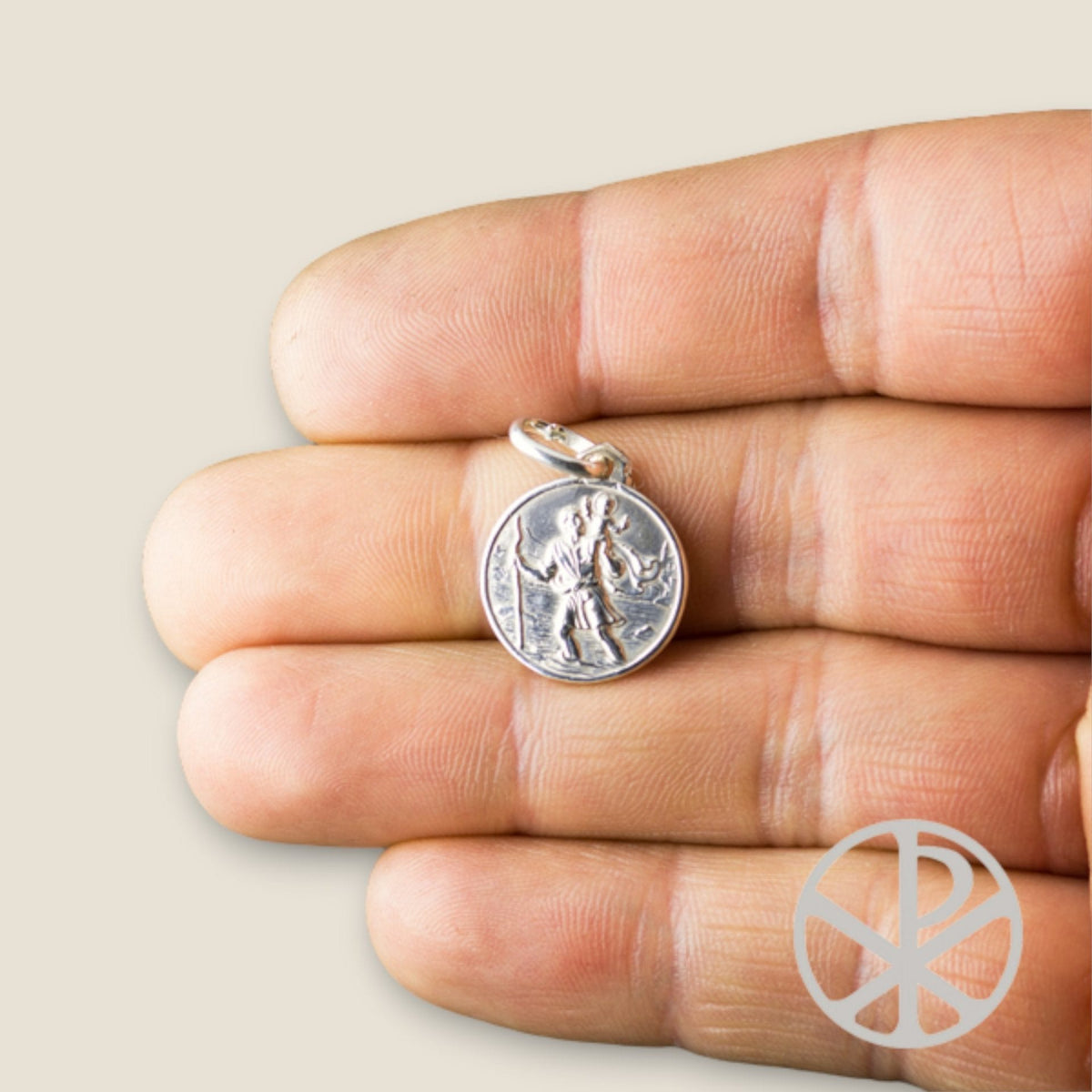 Medalla de San Cristóbal en plata - sobre una mano