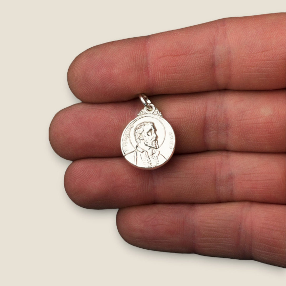 Medalla de San Francisco Javier en plata - sobre una mano