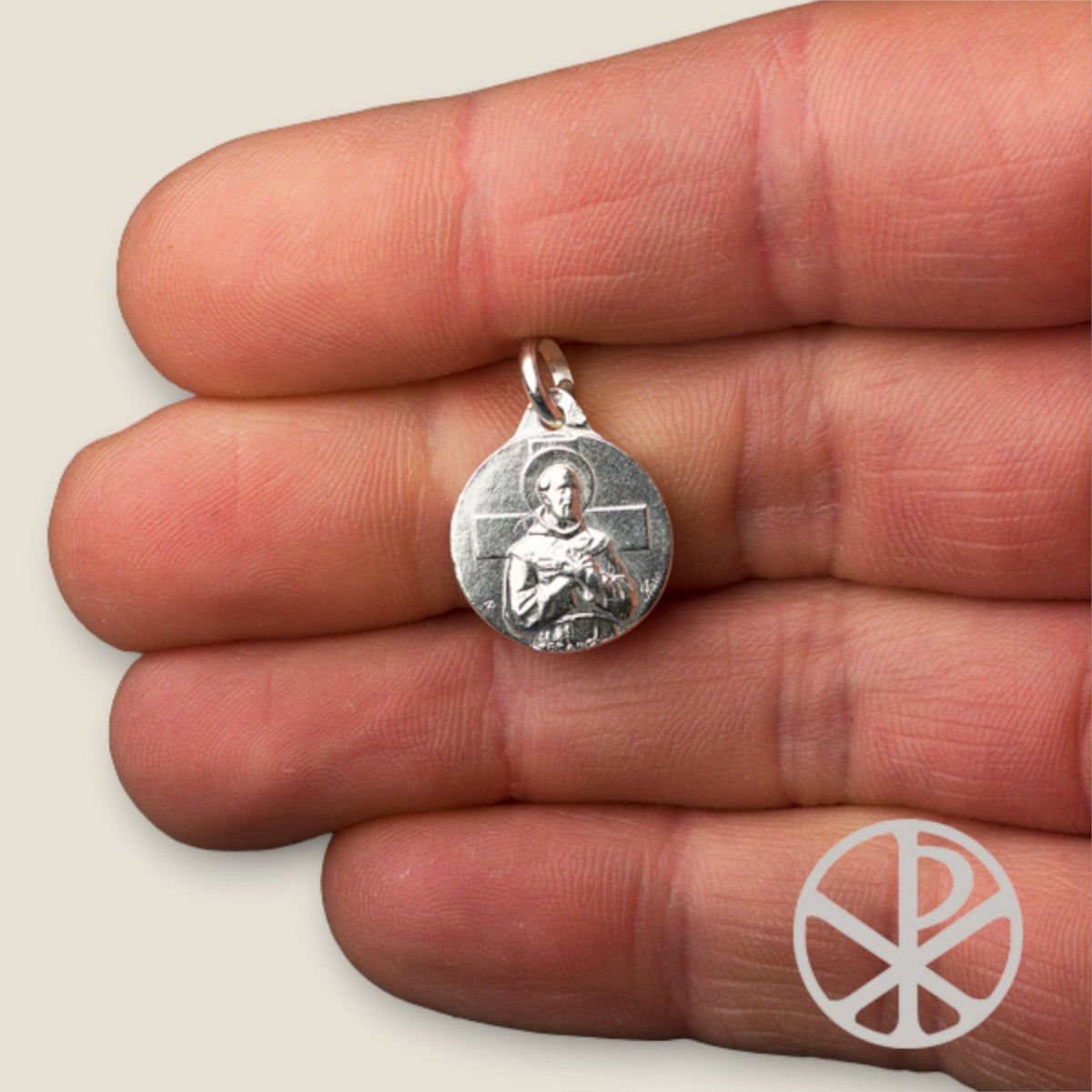 Medalla de San Francisco de Asís en plata - sobre una mano