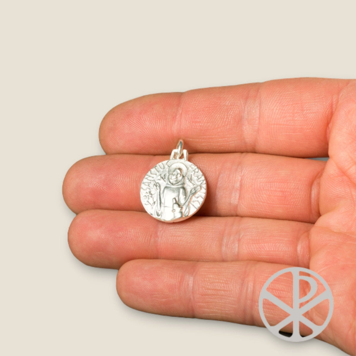 Medalla de San Francisco en plata - sobre una mano
