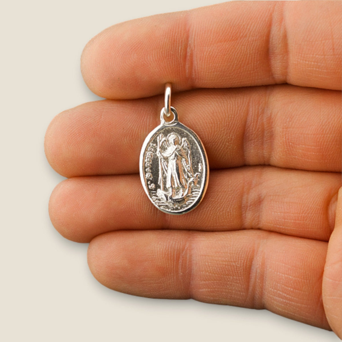 Medalla de San Rafael Arcángel en plata - sobre una mano