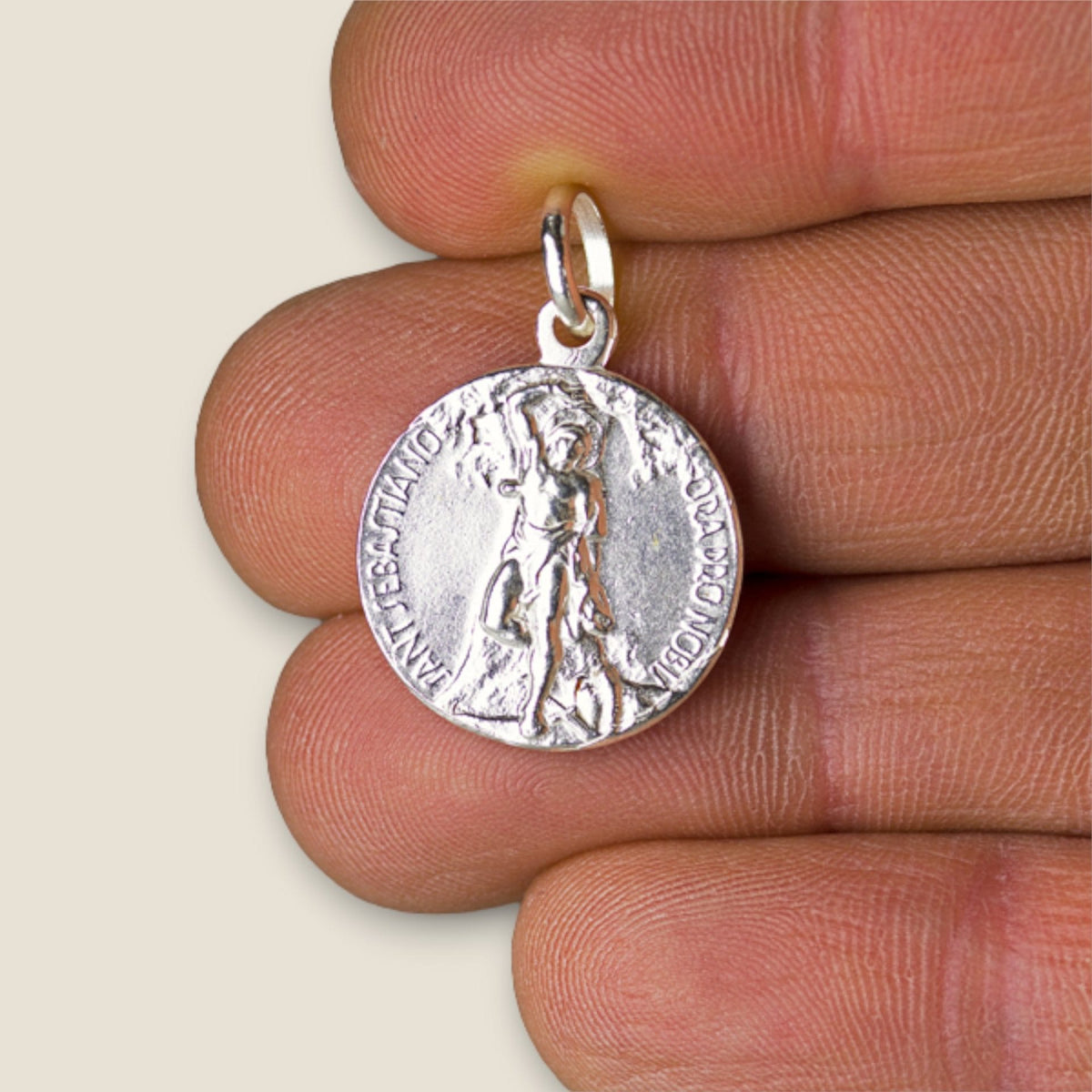 Medalla de San Sebastián en plata - 18mm sobre una mano