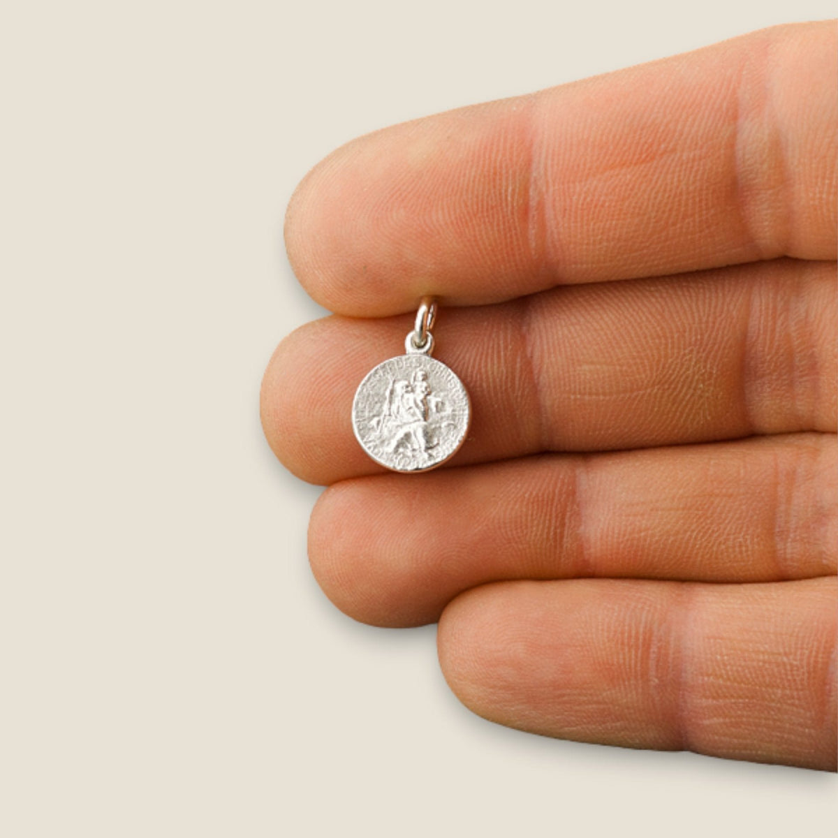 Medalla de San Cristóbal en plata - 11mm sobre una mano