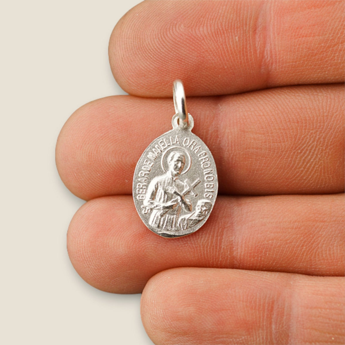 Medalla de la Virgen del Perpetuo Socorro con San Gerardo Mayela en plata - sobre una mano