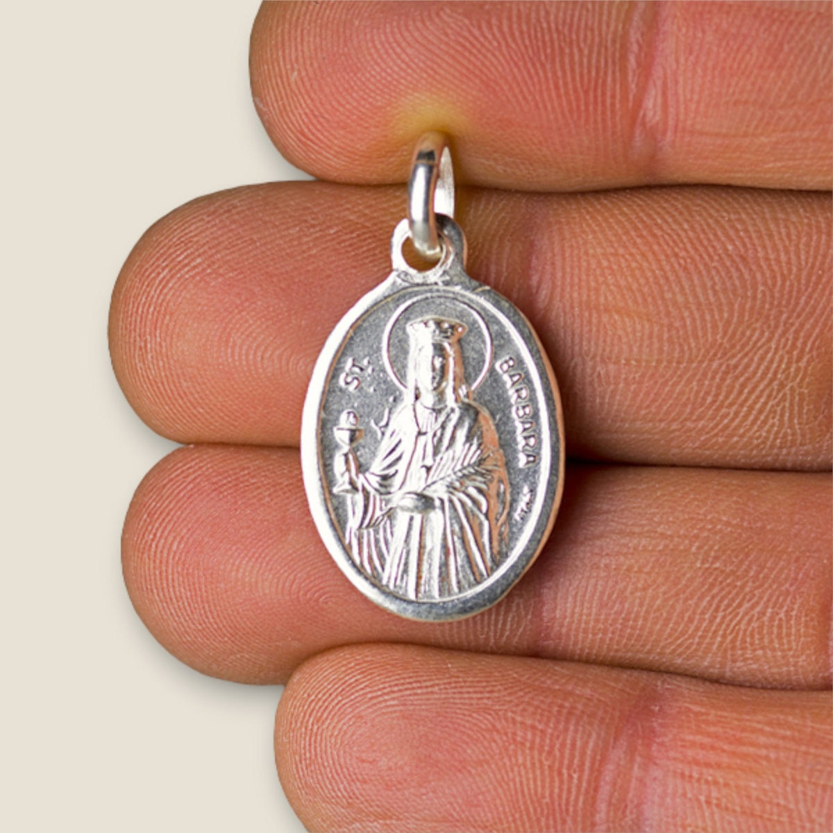 Medalla de Santa Bárbara en plata - sobre una mano