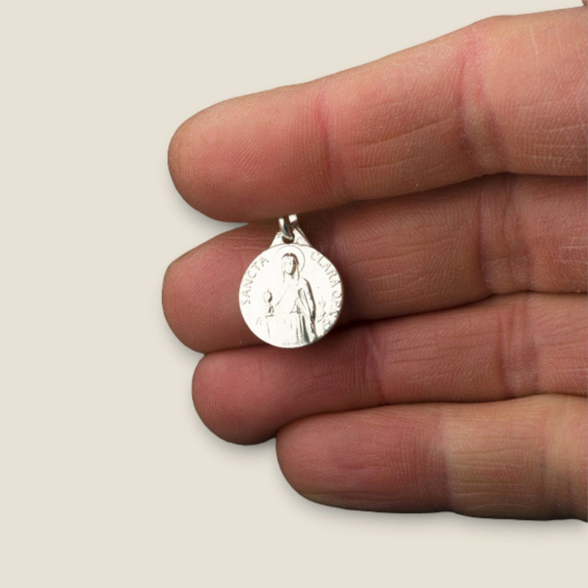 Medalla de Santa Clara en plata - sobre una mano