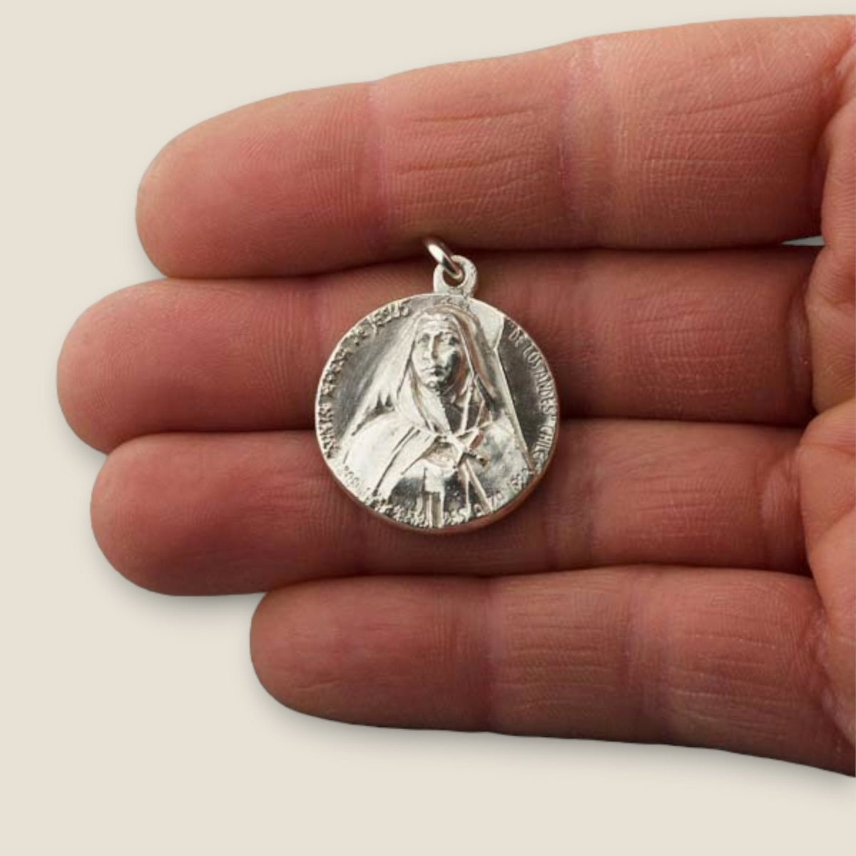 Medalla de Santa Teresa de los Andes en plata - sobre una mano