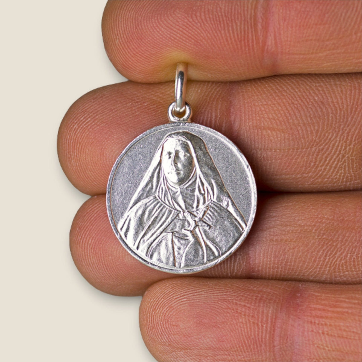 Medalla de Santa Teresa de los Andes en plata - sobre una mano