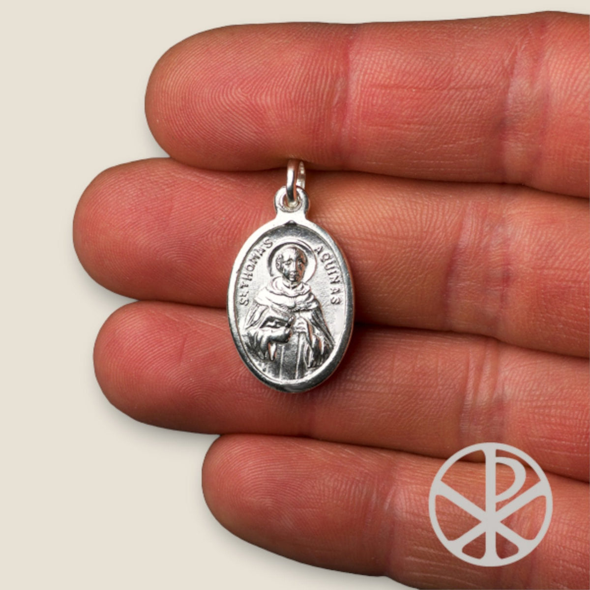 Medalla de Santo Tomás de Aquino en plata - sobre una mano