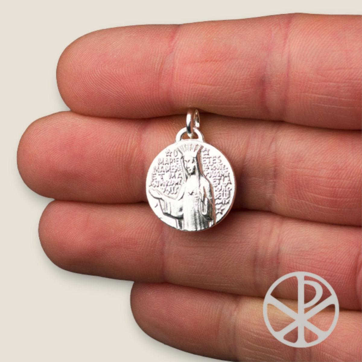 Medalla de Nuestra Señora de Beauraing en plata - sobre una mano