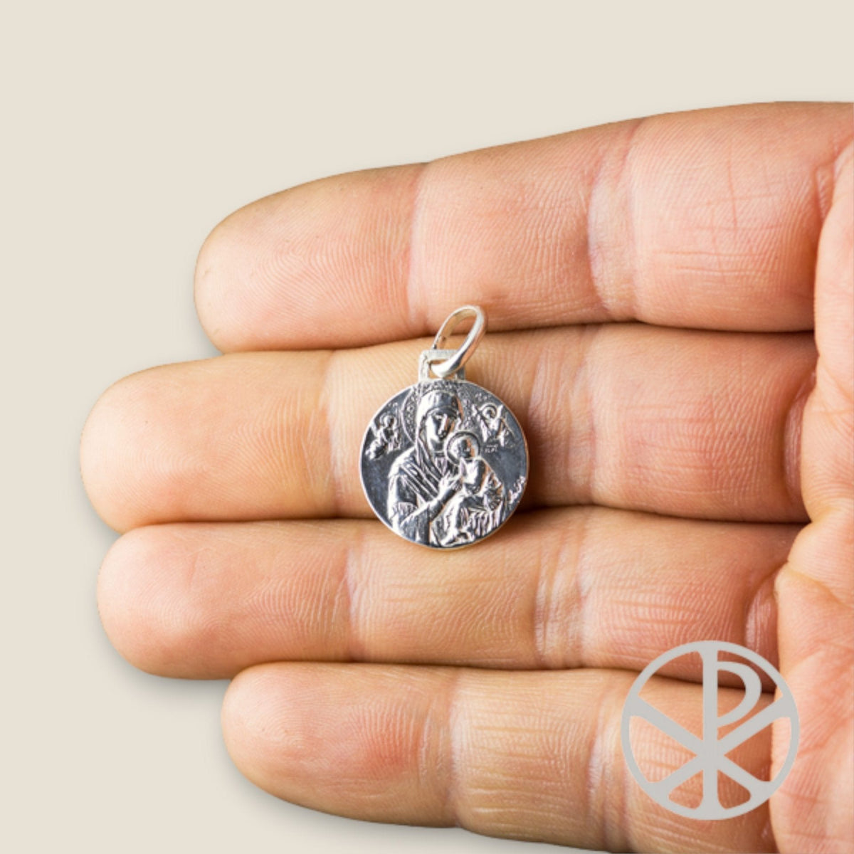 Medalla de la Virgen del Perpetuo Socorro en plata - sobre una mano