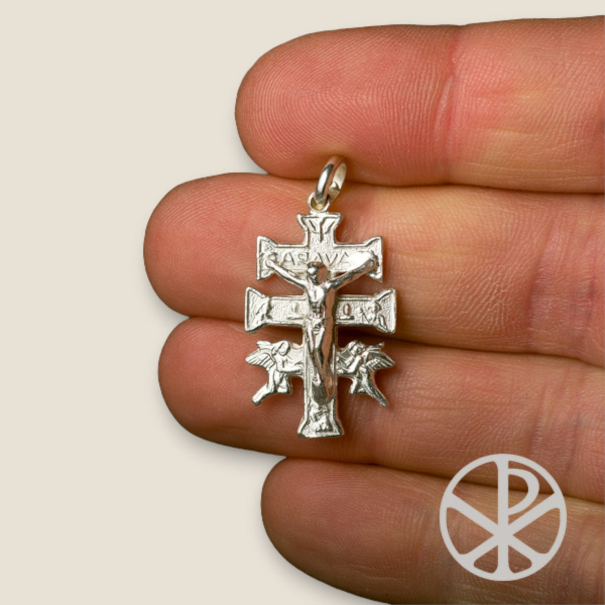 Cruz de Caravaca en plata - mediana sobre una mano