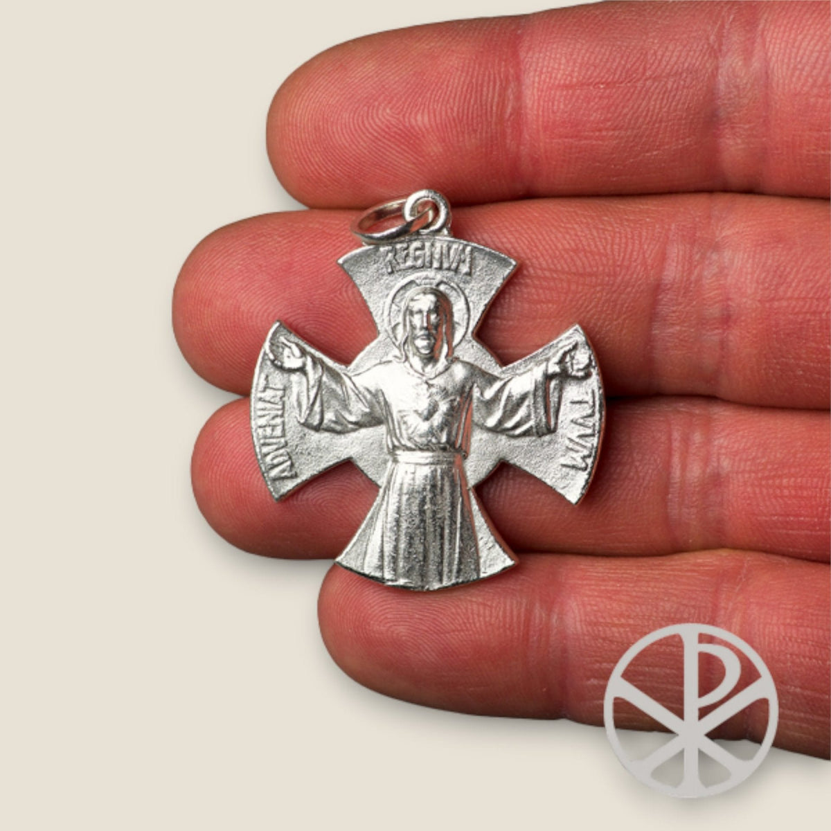 Cruz del Sagrado Corazón de Jesús en plata - sobre una mano