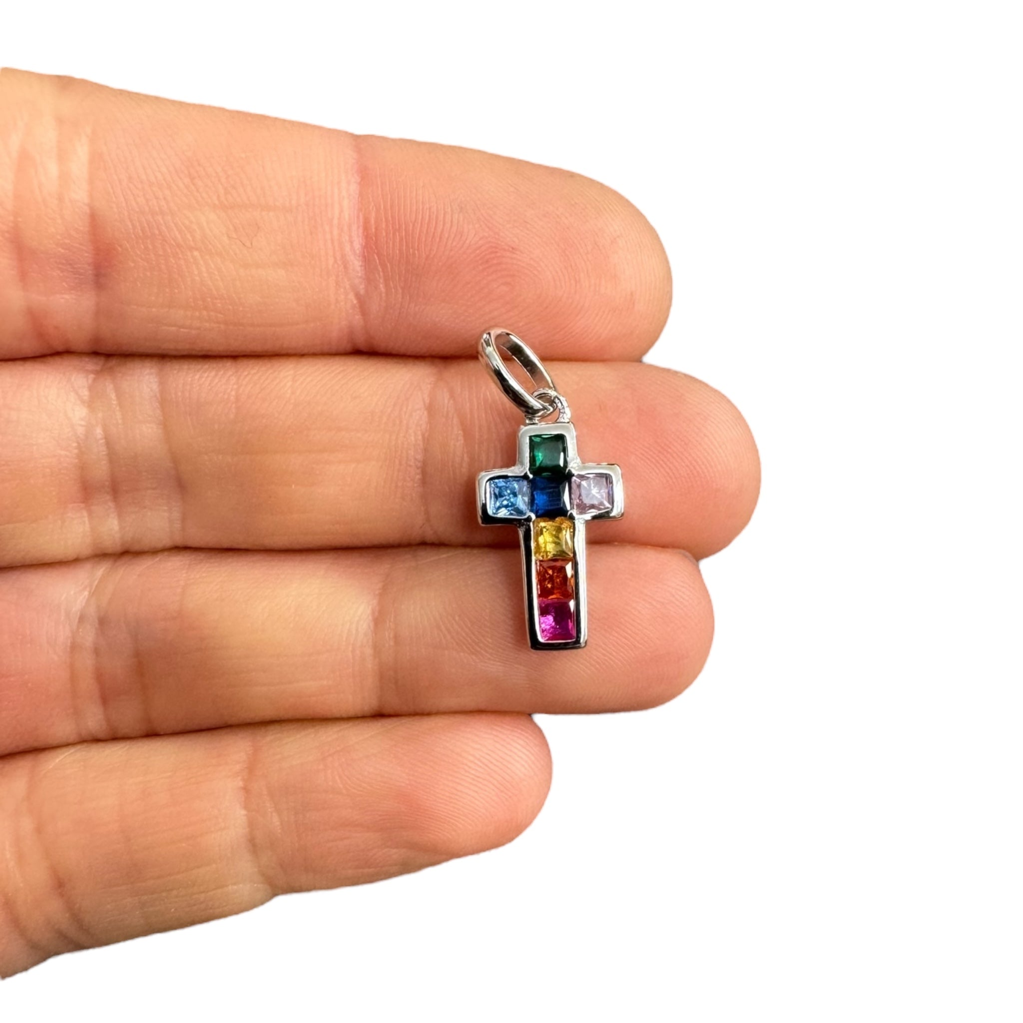 Cruz con circones multicolores en plata - sobre una mano