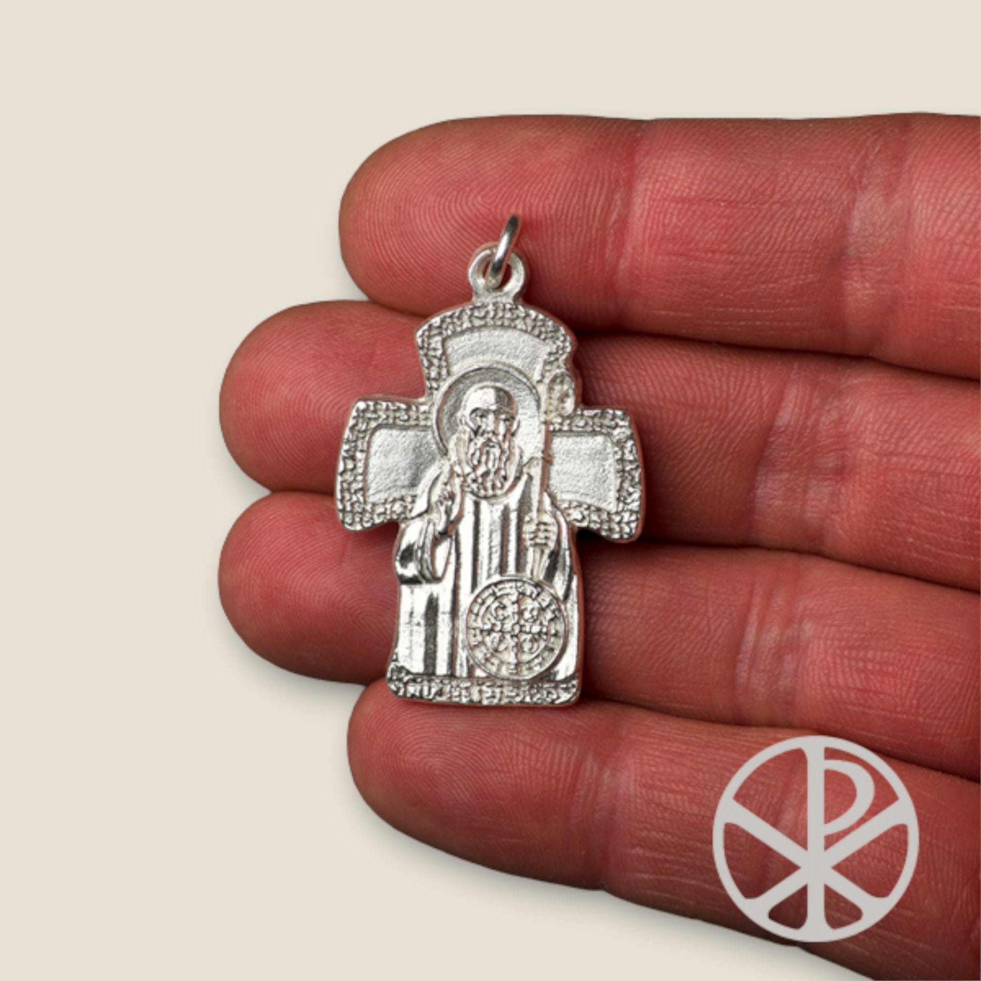 cruz de san benito plata mano