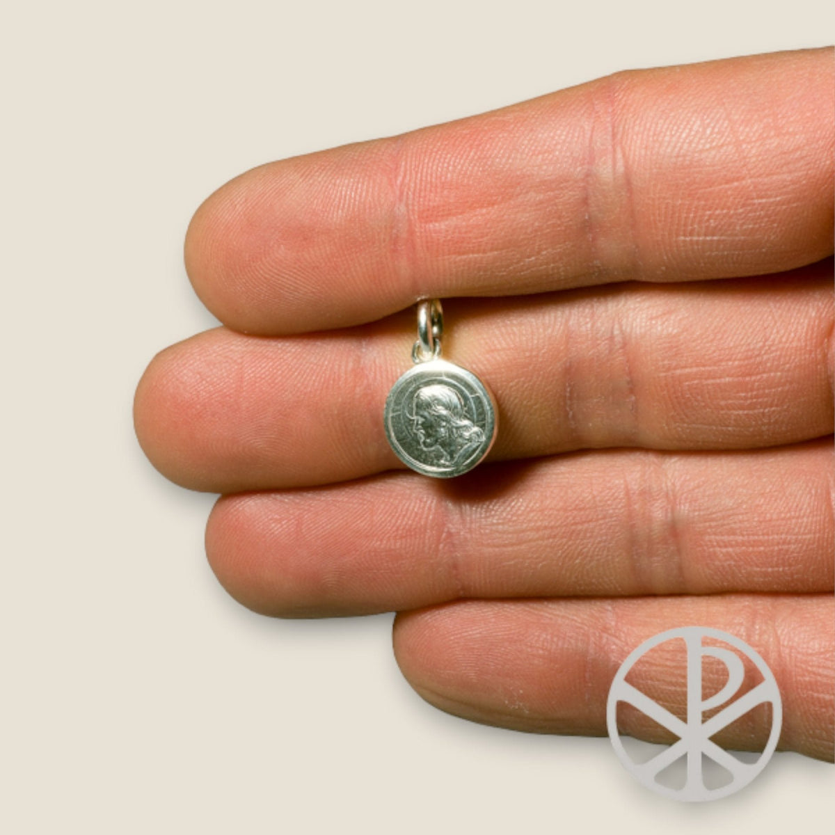 Medalla de Cristo Redentor en plata - sobre una mano