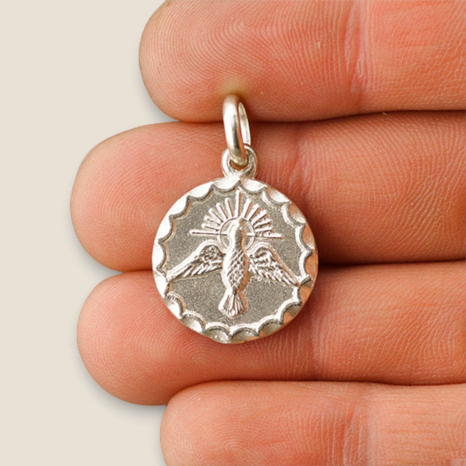 medalla espiritu santo plata con borde decorado mano