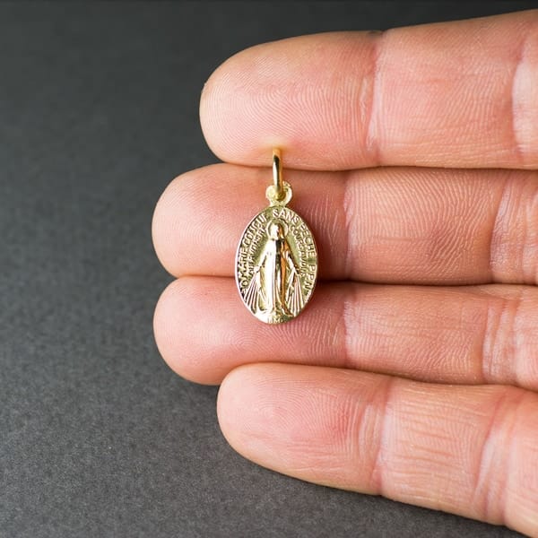 medalla milagrosa oro 18k 19mm x 11mm mano