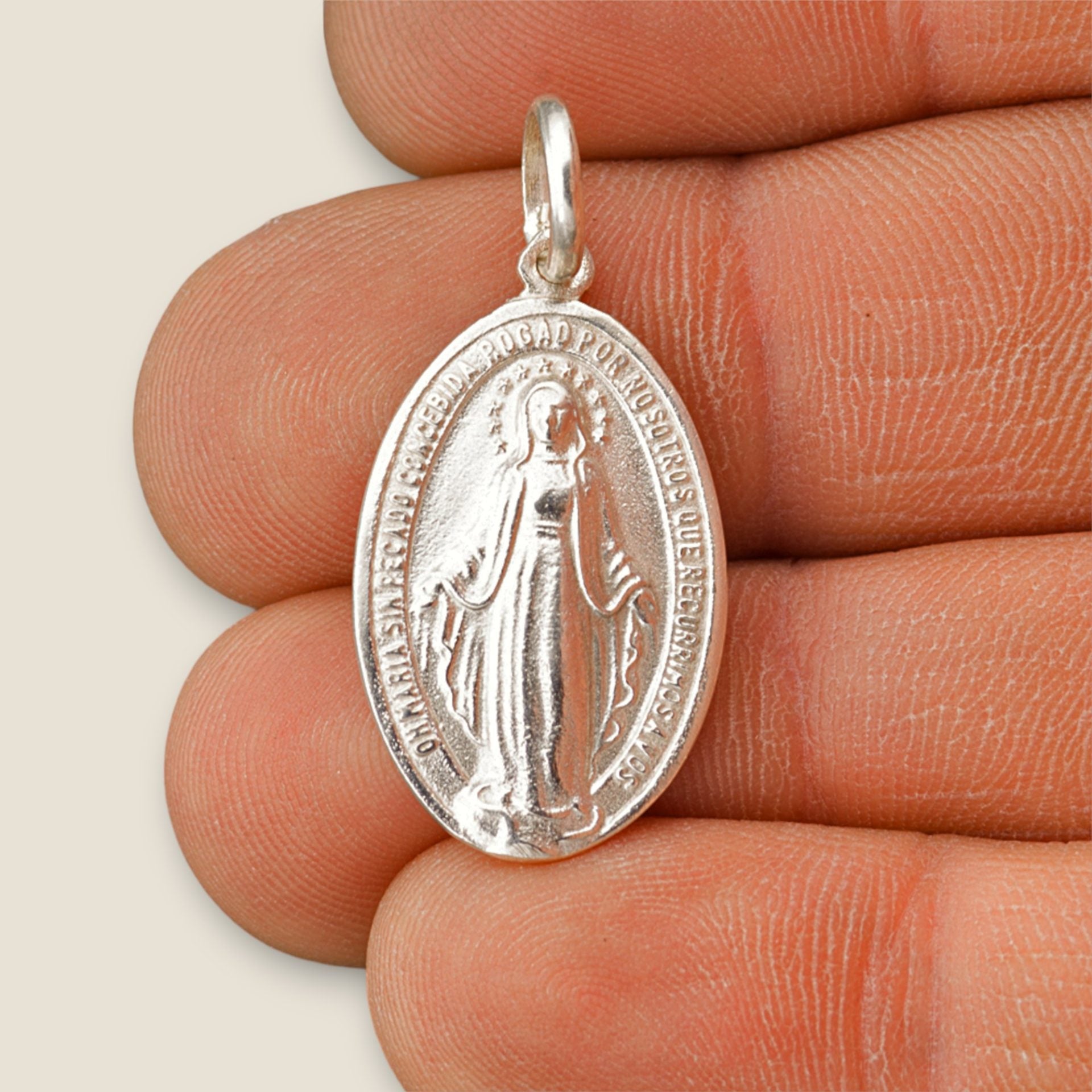 medalla milagrosa plata 26mm x 15mm mano