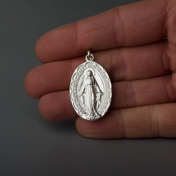 medalla milagrosa plata v3 35mm mano