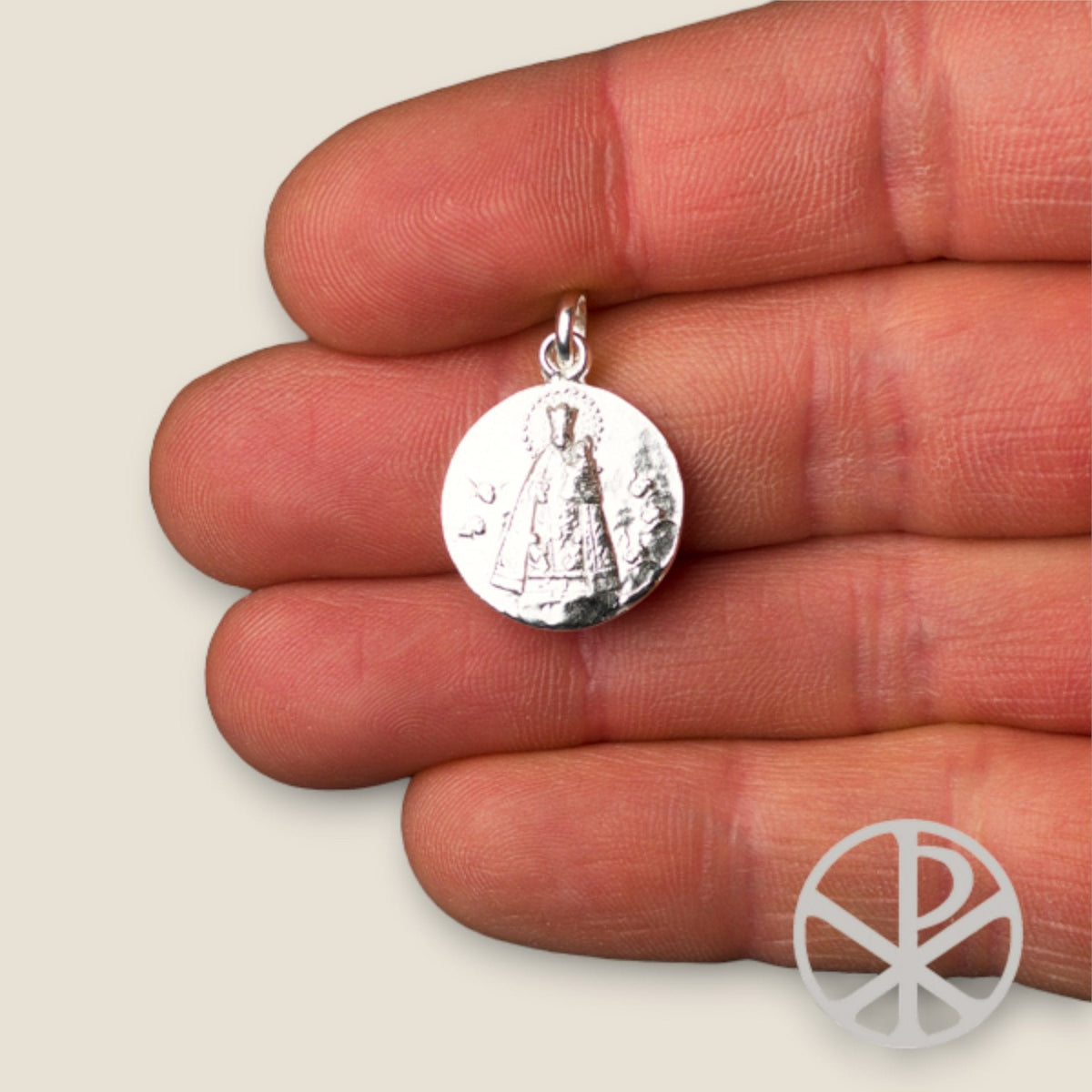 Medalla de Nuestra Señora del rosario en plata 950 - sobre una mano