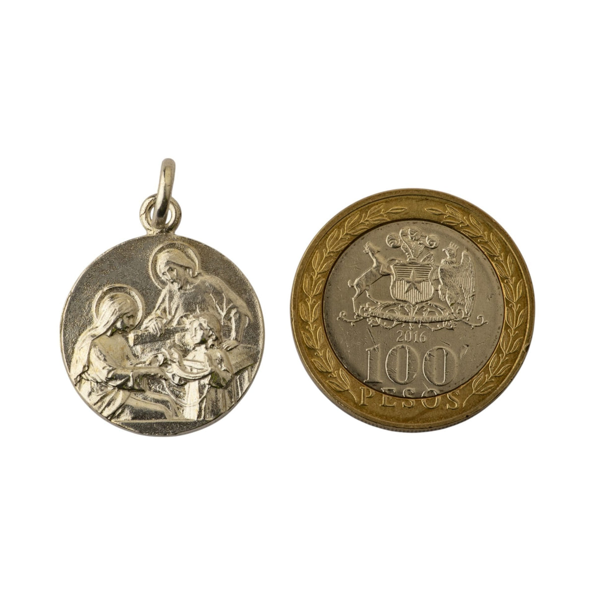 Medalla de la Sagrada Familia en plata - referencia de tamaño