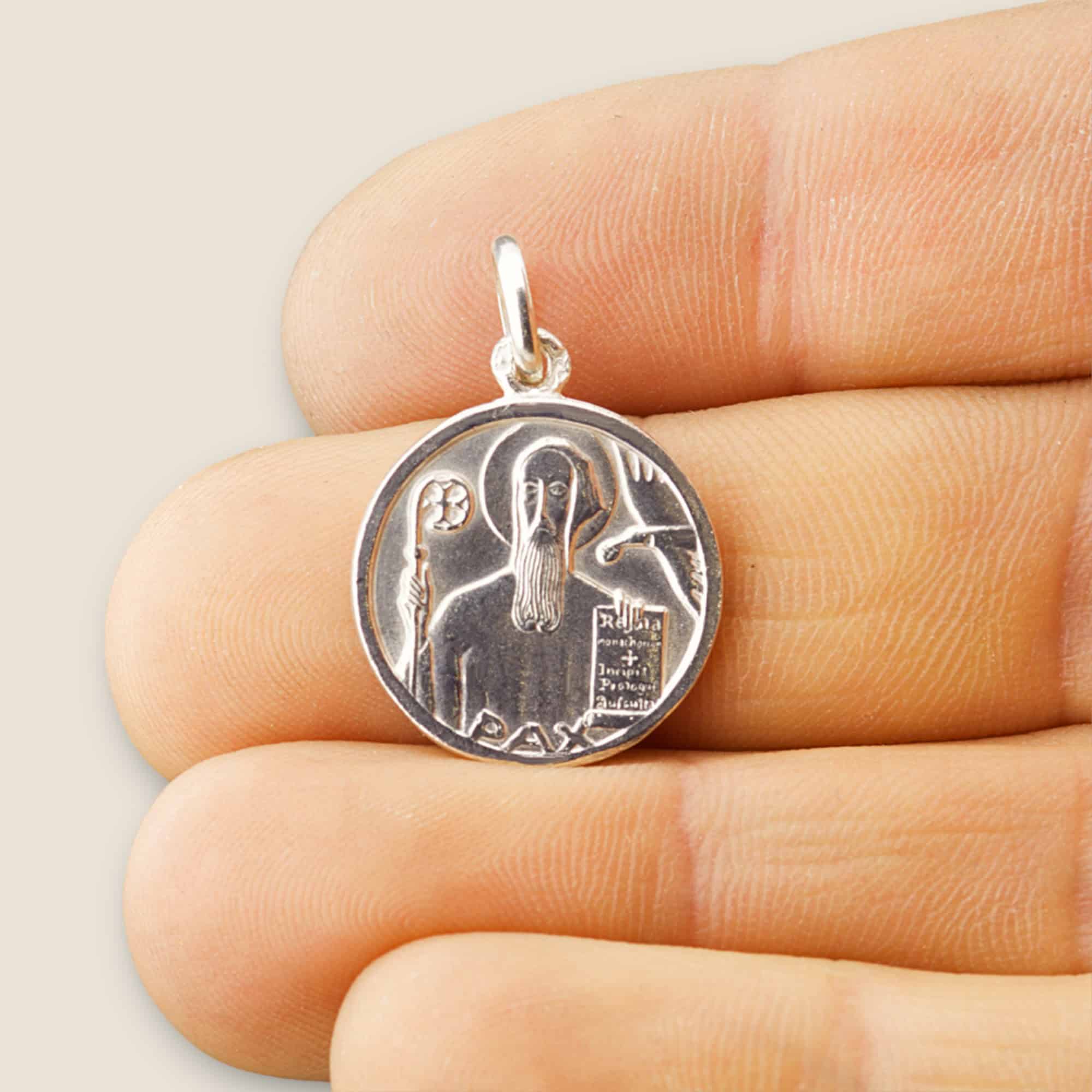 medalla san benito plata 17mm mano