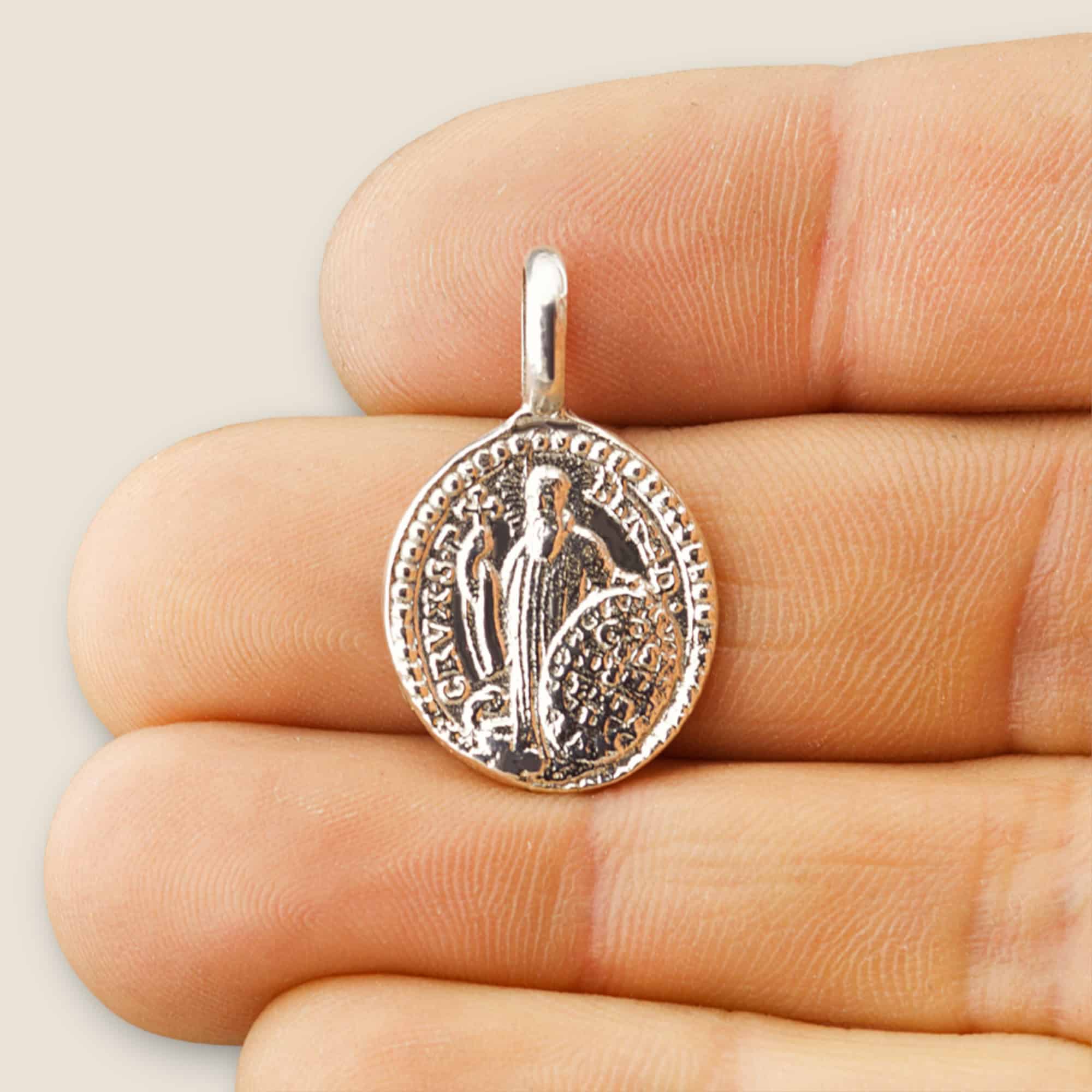medalla san benito 17mm x 25mm plata mano