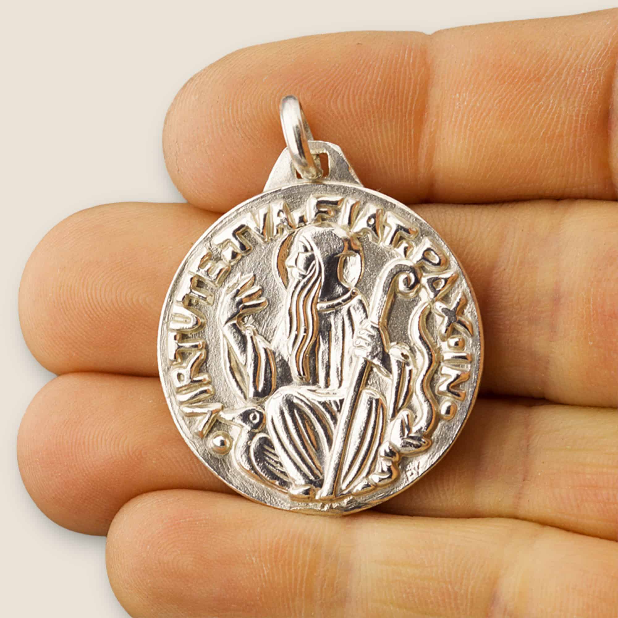 medalla san benito grande 30mm plata mano