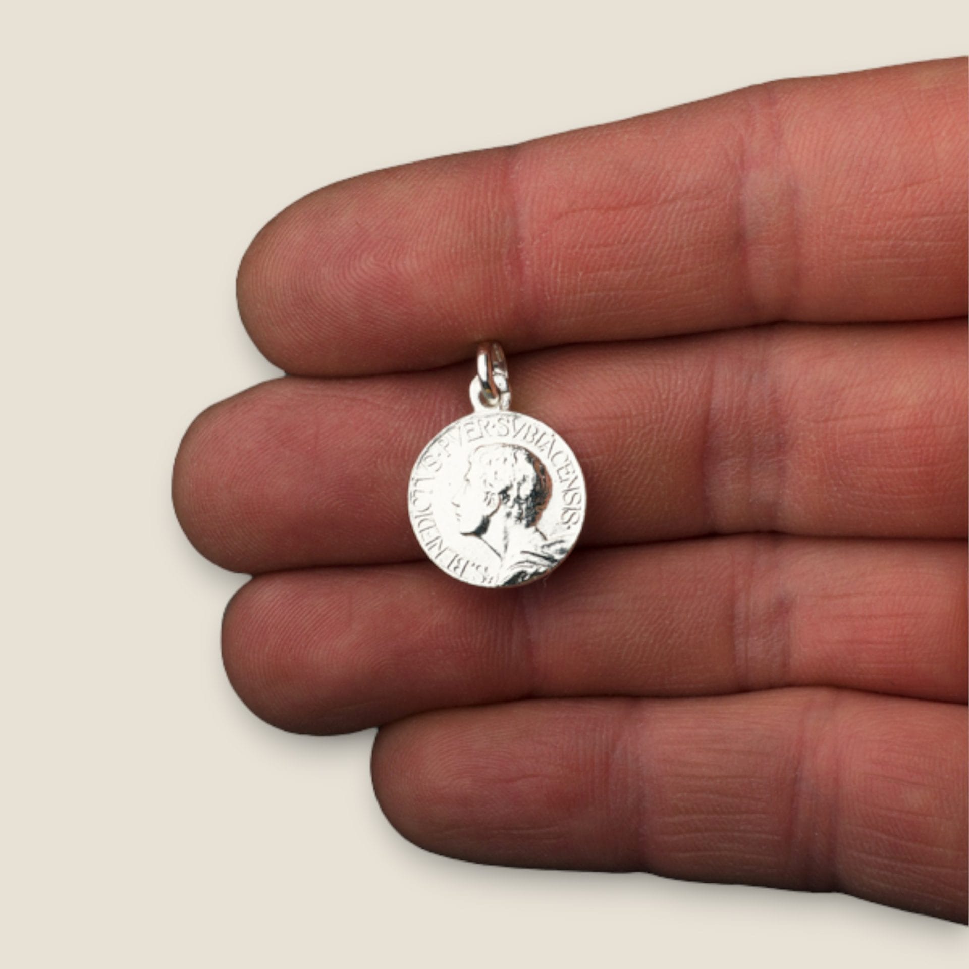 medalla san benito joven de plata mano