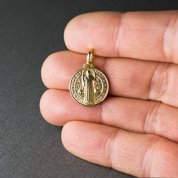 medalla san benito oro 18k 15mm mano