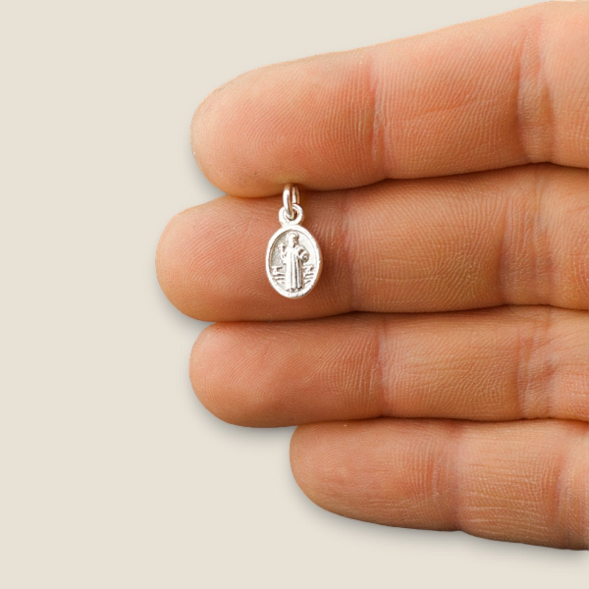 medalla san benito pequeno 13mm x 8mm plata mano