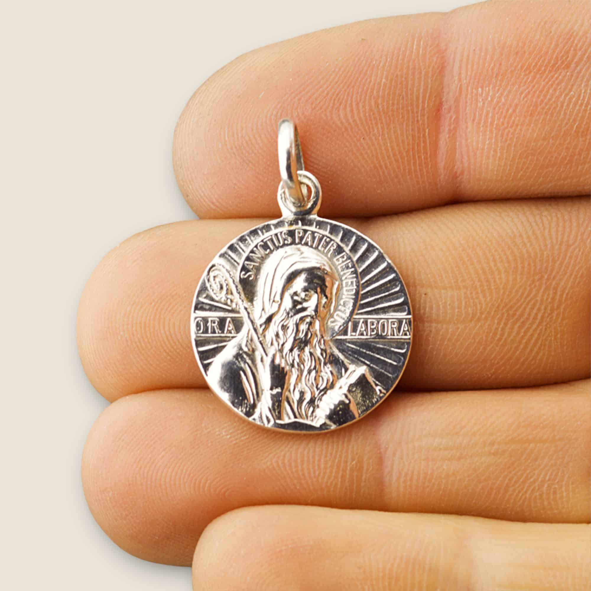 medalla san benito plata 19mm mano v2