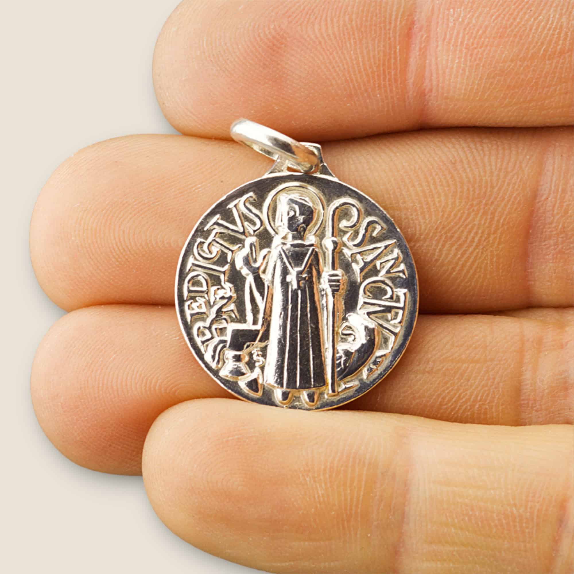 medalla san benito plata 22mm mano v2