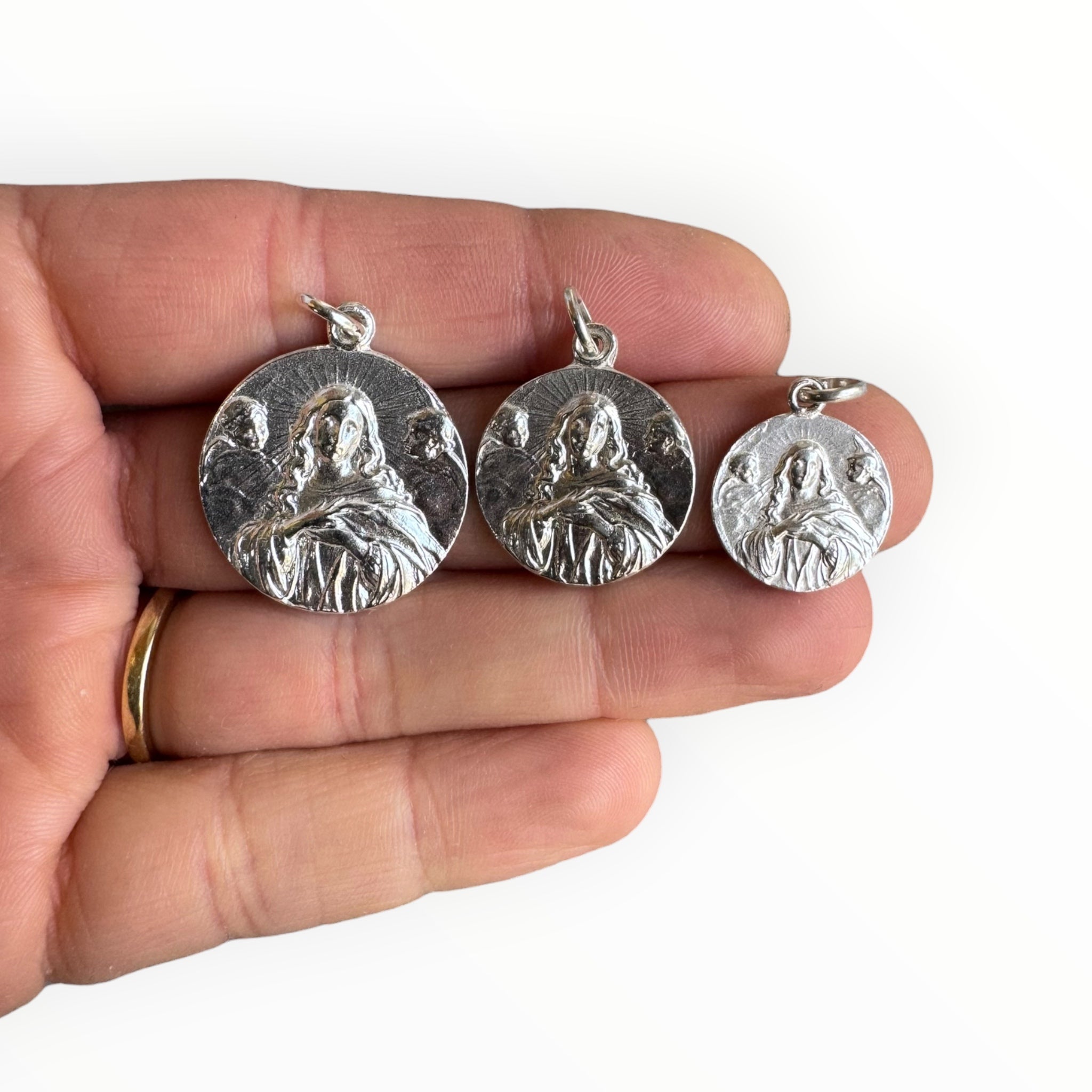 Medallas Virgen de la Inmaculada Concepción en una mano