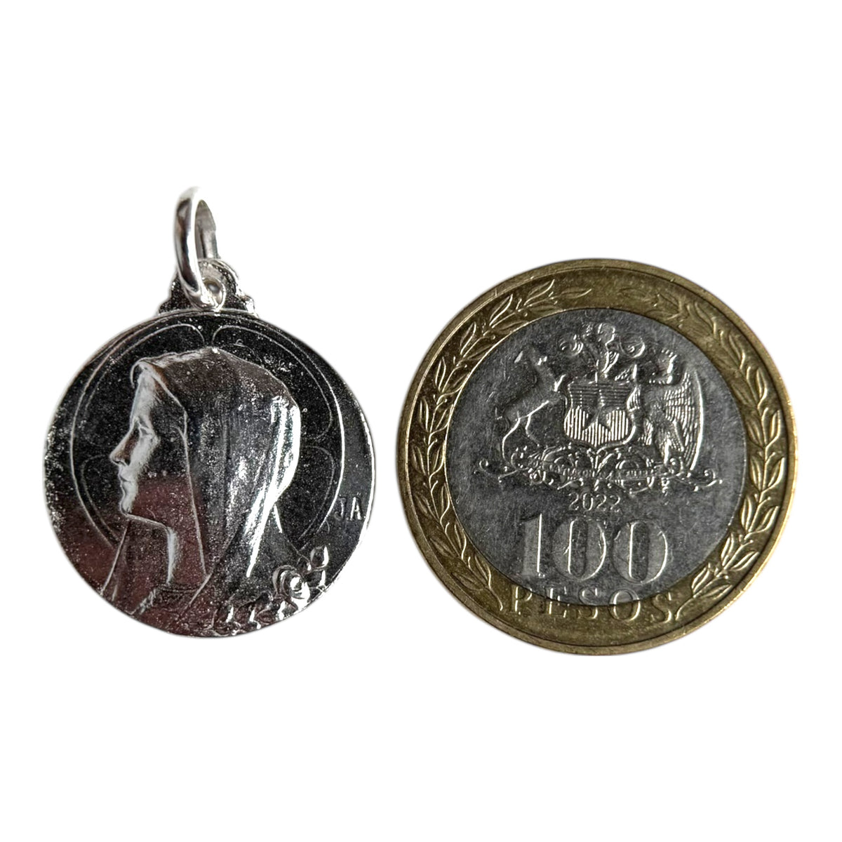 Medalla de la Virgen de Lourdes en plata 925 - 19mm comparación con moneda