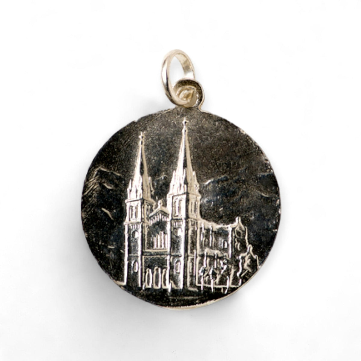 Medalla de Nuestra Señora de Covadonga en plata - detalle