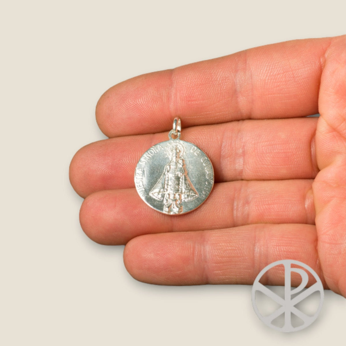 Medalla de Nuestra Señora de Covadonga en plata - sobre una mano