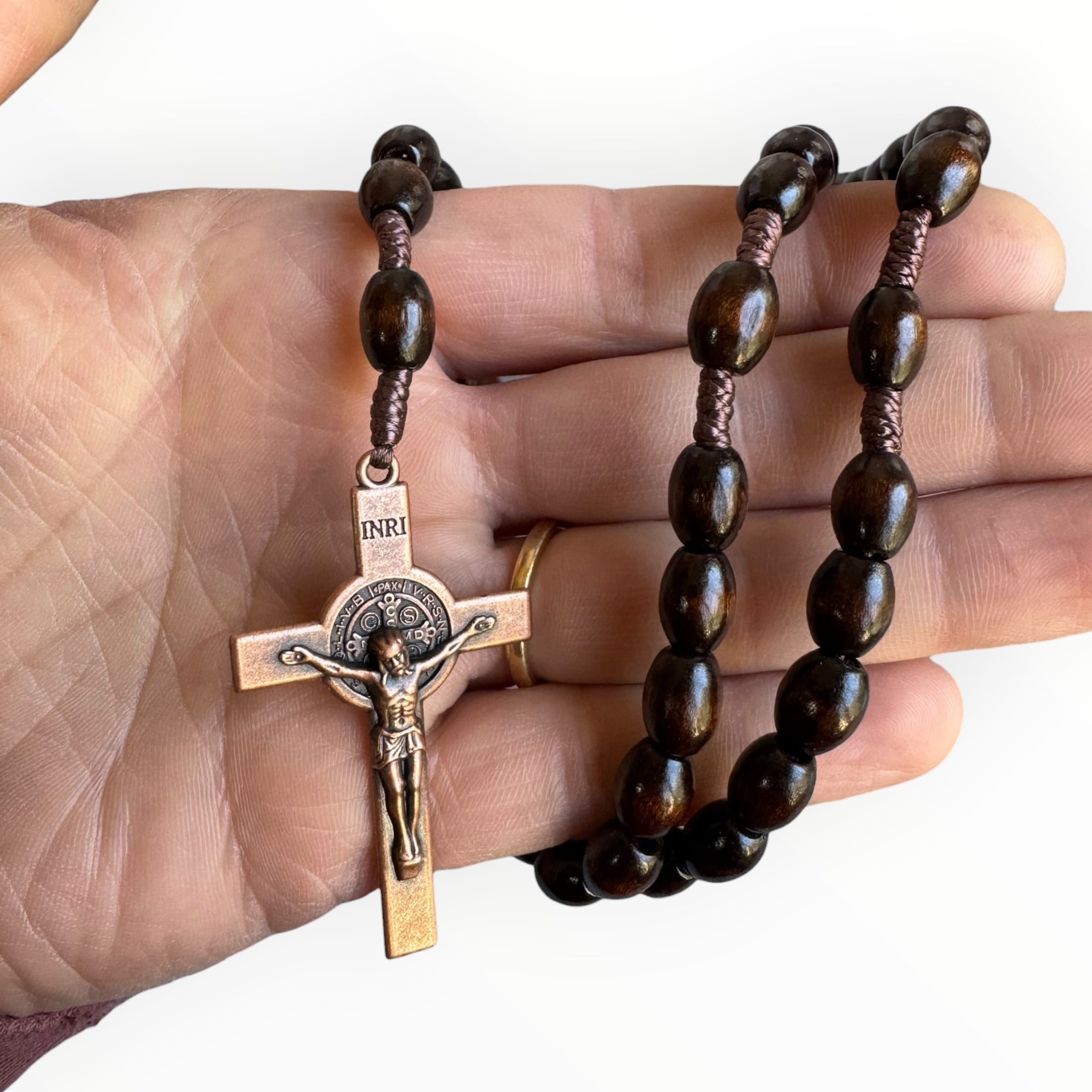 rosario de madera con cruz de metal mano