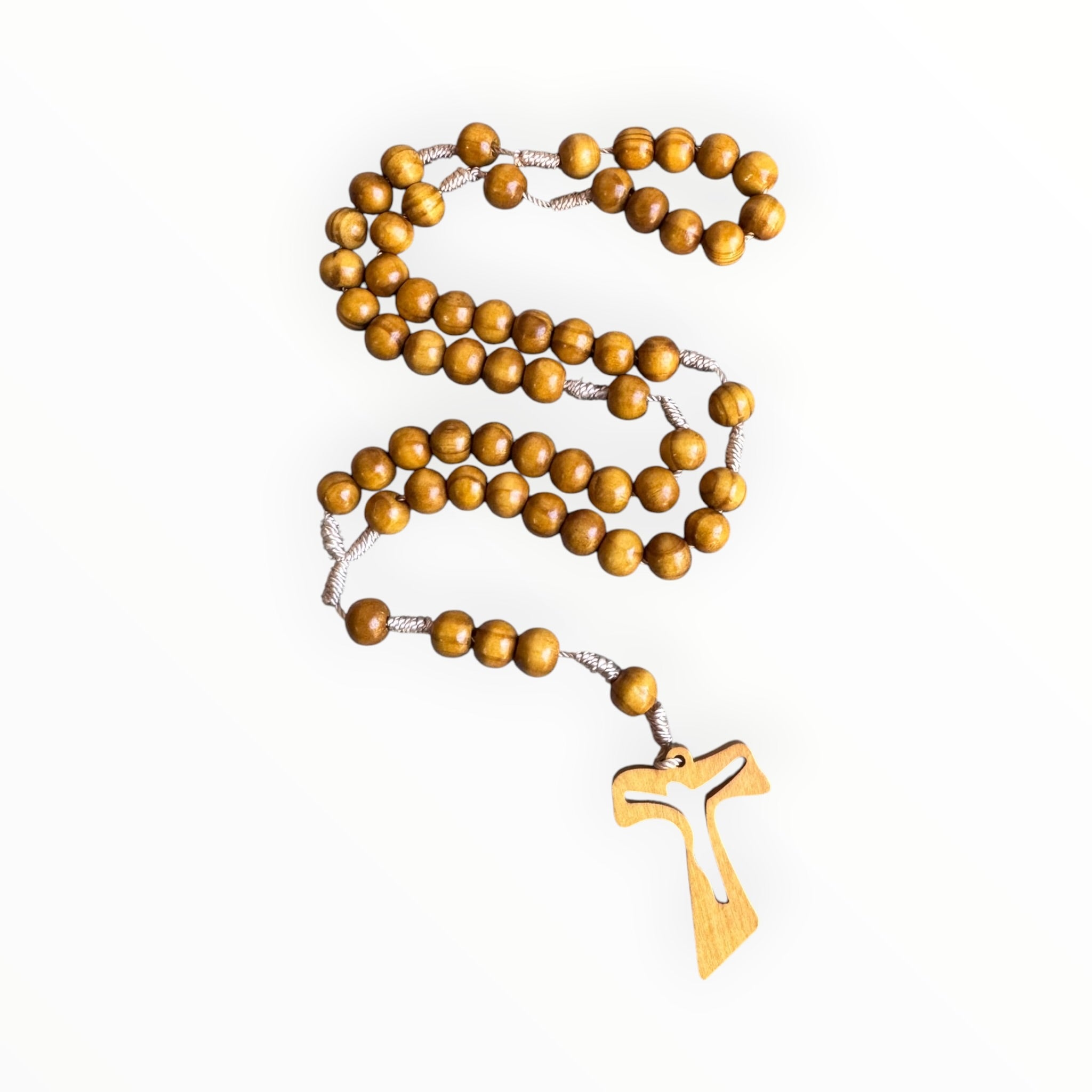 rosario de madera con cruz de tau