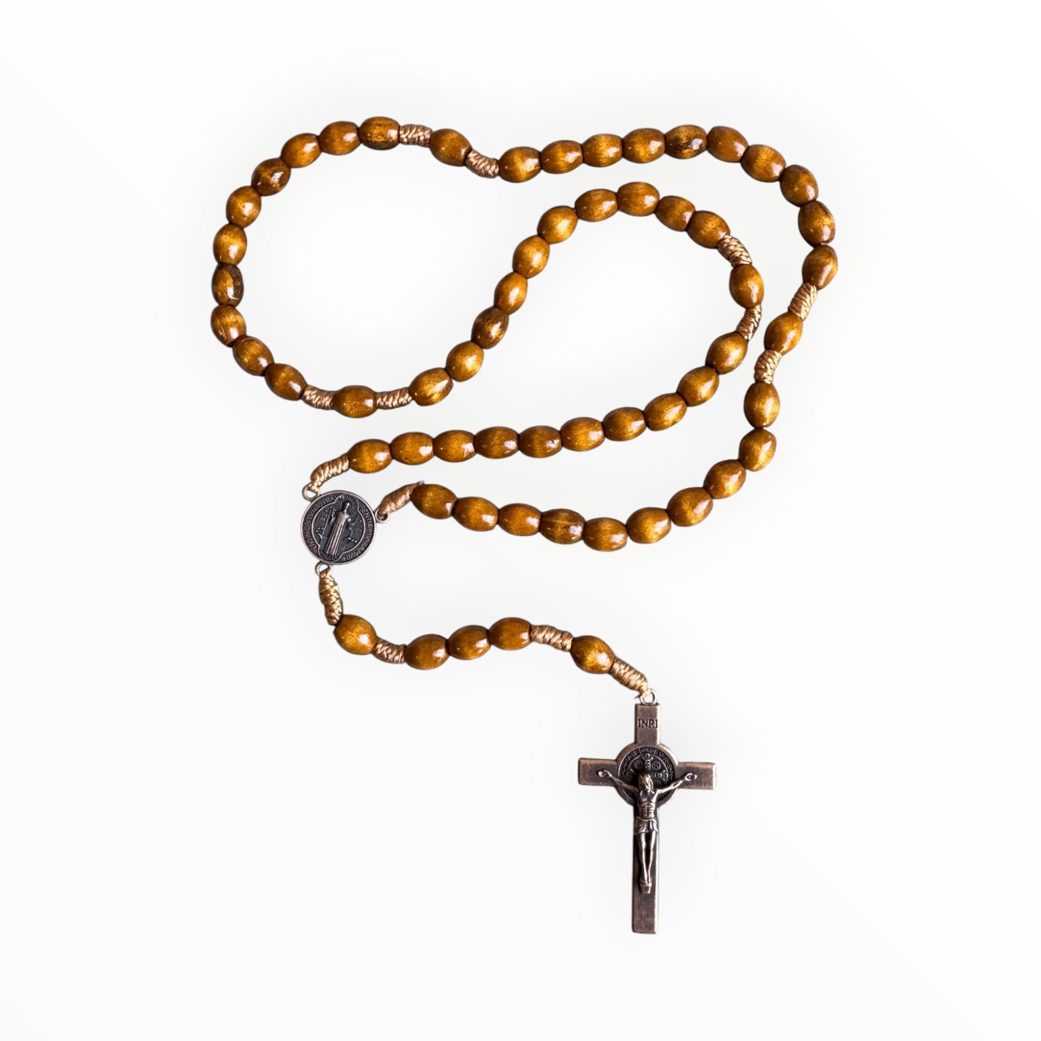 rosario de madera con cruz de metal color natural